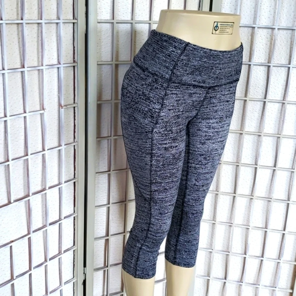 Lululemon black and white capri yoga sports women's leggings size 4